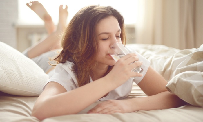 Bere molta acqua per dormire di notte