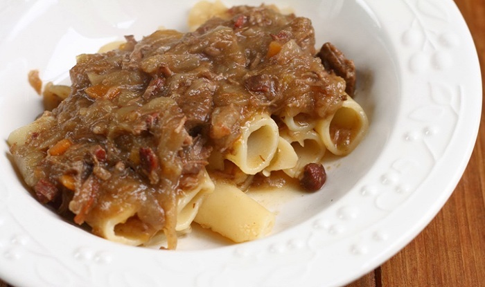 Maccheroni con sugo alla genovese