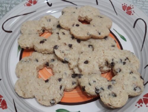 Biscotti con farina di arachidi e gocce di cioccolato