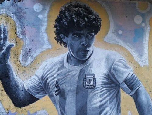 Maradona, un ricordo indelebile tra poesia, esaltazioni e critiche