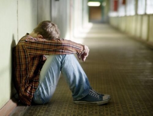 Emergenza giovani: autolesionismo e tentativi di suicidio in crescita. Gli esperti: "Sarà un'onda lunga"