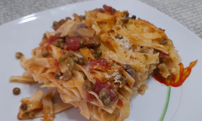 Fettuccine al forno con piselli e funghi